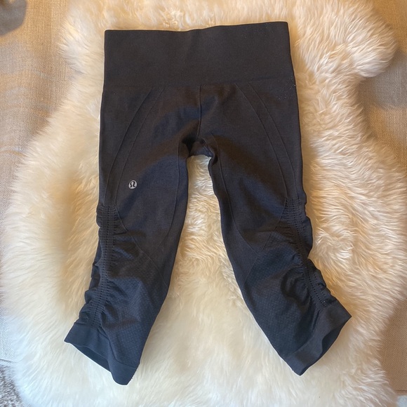 Lululemon In the Flow Crop II size 2 Grey - Picture 3 of 7